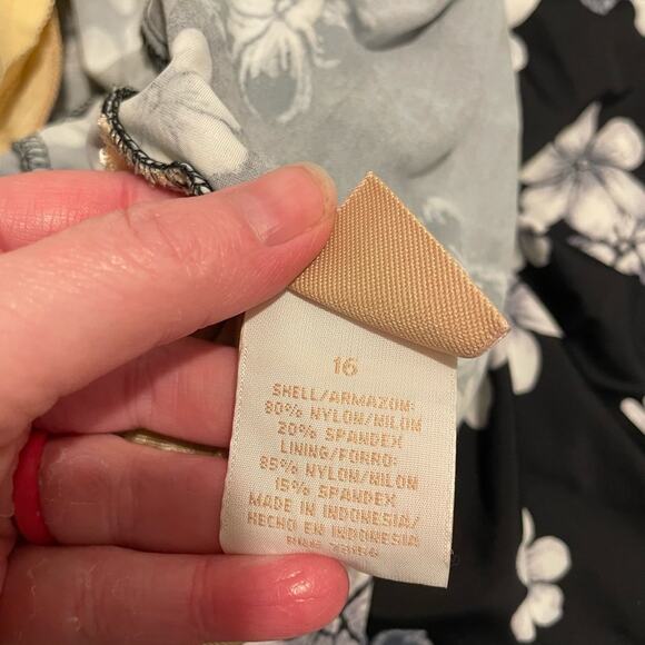 Le Cove Brand Swim Dress One Piece Black, White & Gray Floral Size 16 Swimsuit - Picture 3 of 8